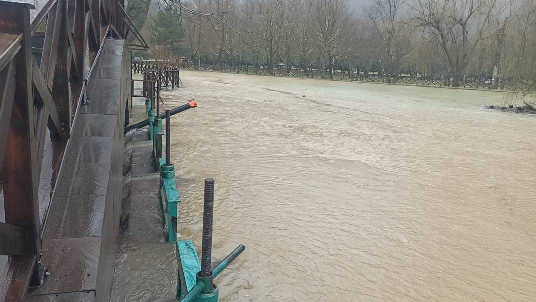 Konya'da şiddetli yağış göleti taşırdı! Bazı yerler sular altında kaldı 2